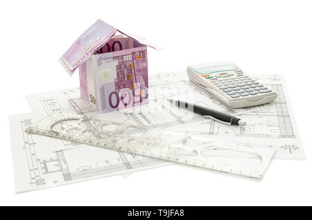 Haus aus 500 Euro Geld auf ein architektonisches Gebäude planen. Auf einem weißen Hintergrund. Stockfoto