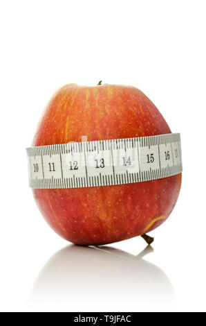 Maßband um Apple gewickelt. Konzept der Diät und gesunde Ernährung. Stockfoto