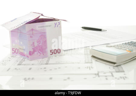 Pen über Vertrag von Haus verkaufen, Haus der Euro Geld und architektonischen Bauplan auf einem weißen Tisch. Fokus auf ein Stift. Stockfoto