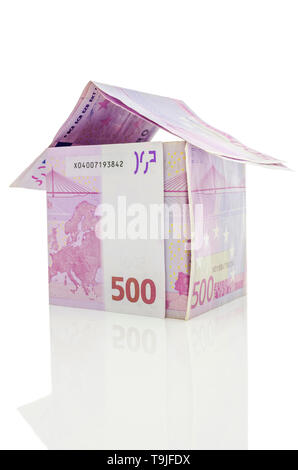 Haus aus 500 Euro Geld auf einem weißen Hintergrund. Stockfoto