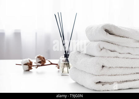Haufen aus weißer Baumwolle, saubere Handtücher close-up auf der weißen Tisch Stockfoto