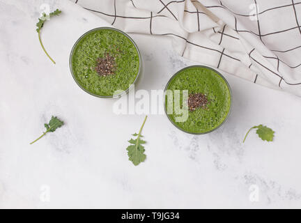 Grüne Smoothie mit Spinat, Grünkohl und Apple in Gläsern Ansicht von oben. Gesunde Ernährung Stockfoto