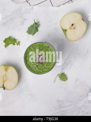 Grüne Smoothie mit Spinat, Grünkohl und Apple in Gläsern Ansicht von oben. Gesunde Ernährung Stockfoto