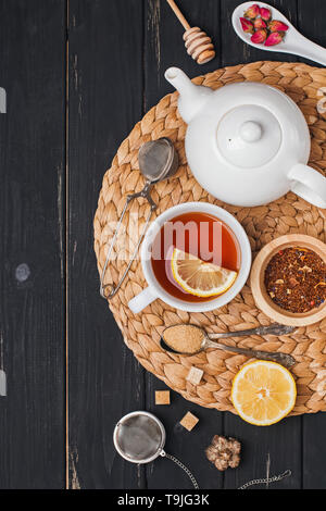 Tasse Tee, Teekanne und anderes Zubehör und Zutaten für Kaffee Zubereitung, Ansicht von oben Stockfoto