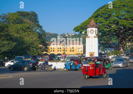 KANDY, SRI LANKA - 17. MÄRZ 2015: Morgen Verkehr auf Tower Square Stockfoto