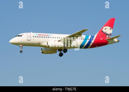 SAINT-Petersburg, Russland - 13. MAI 2019: Flugzeug Sukhoi SuperJet 100-95 LR (RA -89068) der Yamal Airlines in einem blauen Himmel close-up Stockfoto