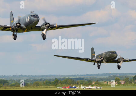 Zweiten Weltkrieg Douglas C-47 Skytrain Flugzeuge im Zeitraum camouflage Markierungen - einschließlich D-Day" Invasion Streifen' - zusammen. Weltkrieg zwei Stockfoto