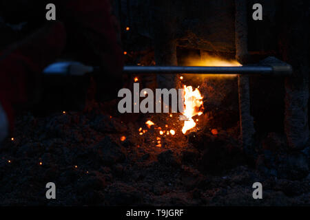 Schweißgerät mit Schmelzen von Metall Tropfen und Funken Funken. Stockfoto