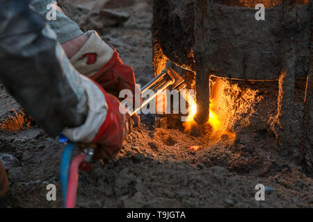 Schweißgerät mit Schmelzen von Metall Tropfen und Funken Funken. Stockfoto