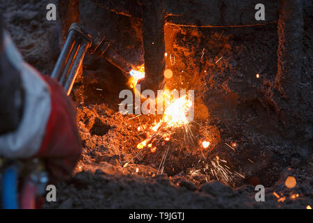 Schweißgerät mit Schmelzen von Metall Tropfen und Funken Funken. Stockfoto