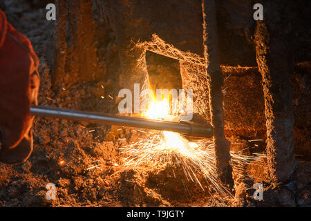 Schweißgerät mit Schmelzen von Metall Tropfen und Funken Funken. Stockfoto