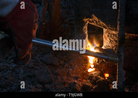 Schweißgerät mit Schmelzen von Metall Tropfen und Funken Funken. Stockfoto