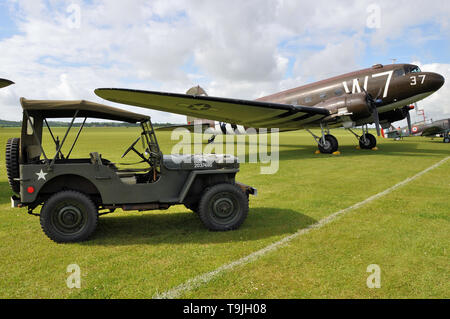 Douglas C-47 Skytrain Verkehrsmittel Flugzeug in Periode camouflage Markierungen - einschließlich D-Day" Invasion Streifen' - mit Willys MB Jeep. Whiskey sieben Stockfoto
