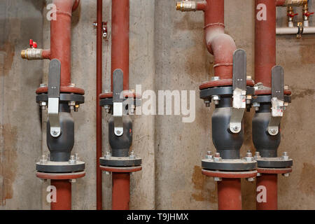 Rohre mit heißem Wasser an der Technischen Stock. Stockfoto