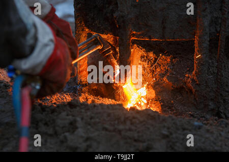 Schweißgerät mit Schmelzen von Metall Tropfen und Funken Funken. Stockfoto