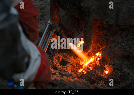 Schweißgerät mit Schmelzen von Metall Tropfen und Funken Funken. Stockfoto