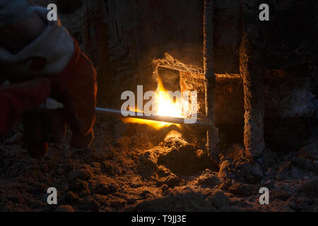 Schweißgerät mit Schmelzen von Metall Tropfen und Funken Funken. Stockfoto