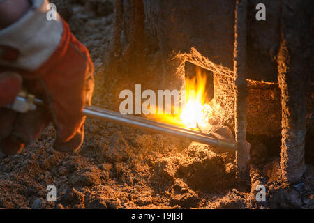 Schweißgerät mit Schmelzen von Metall Tropfen und Funken Funken. Stockfoto