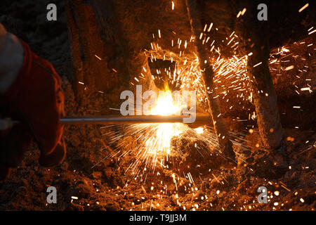Schweißgerät mit Schmelzen von Metall Tropfen und Funken Funken. Stockfoto
