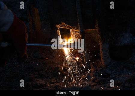 Schweißgerät mit Schmelzen von Metall Tropfen und Funken Funken. Stockfoto