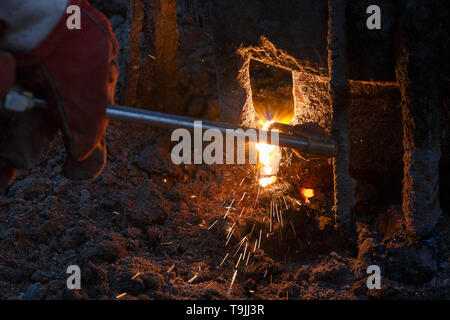 Schweißgerät mit Schmelzen von Metall Tropfen und Funken Funken. Stockfoto