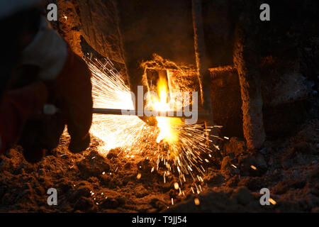 Schweißgerät mit Schmelzen von Metall Tropfen und Funken Funken. Stockfoto