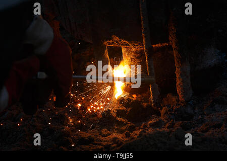Schweißgerät mit Schmelzen von Metall Tropfen und Funken Funken. Stockfoto