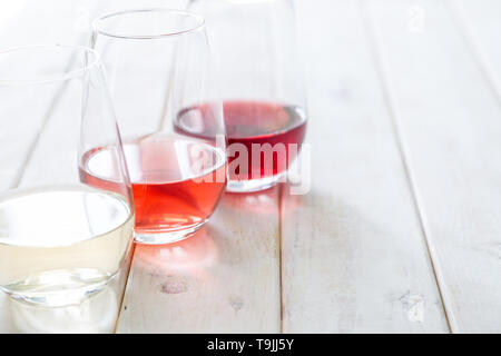 Weinprobe Konzept - Rotwein, Rosé und Weißwein in Gläser Stockfoto
