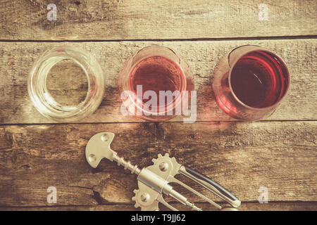 Weinprobe Konzept - Rotwein, Rosé und Weißwein in Gläser Stockfoto