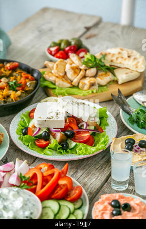 Auswahl an traditionellen griechischen Essen - Salat, Meze, Kuchen, Fisch, Tzatziki, dolma Stockfoto