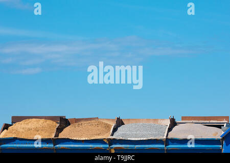 Komponenten für die Produktion von Zement in Behältern gegen den blauen Himmel. Stockfoto