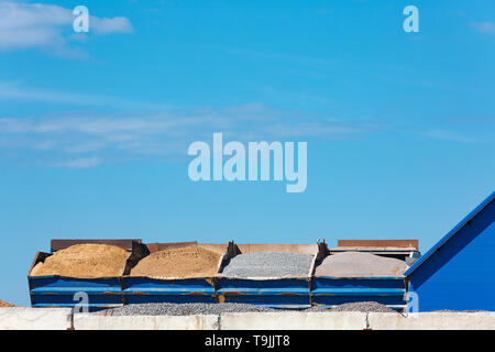 Komponenten für die Produktion von Zement in Behältern gegen den blauen Himmel. Stockfoto