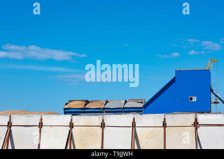 Komponenten für die Produktion von Zement in Behältern gegen den blauen Himmel. Stockfoto