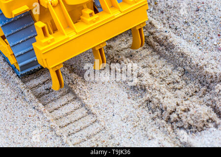 Korn zieht Furchen in der Sandbox Stockfoto