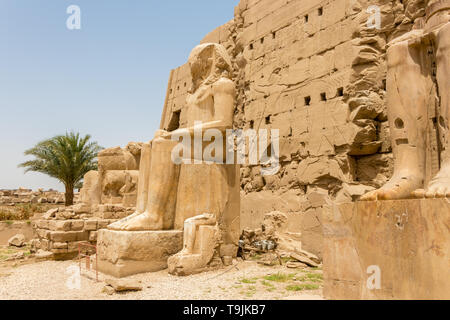 Sitzende Statue vor dem 7. Pylon der Karnak Tempel, Luxor, Ägypten Stockfoto