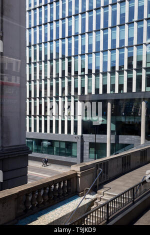 Zwei Geschäftsleute entlang der Upper Thames Street, unterhalb der London HQ der Wells Fargo Bank in der Londoner City, der alten Hauptstadt, Financial District, am 14. Mai in London, England. Stockfoto