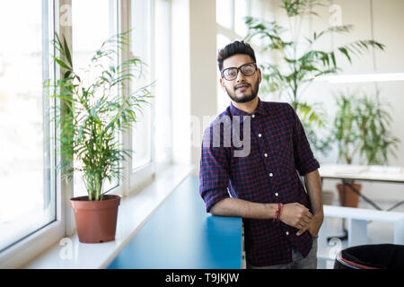 Start kleine Unternehmer KMU. Portrait junge asiatische Kleinunternehmer im Büro, online marketing Verpackung Lieferung, KMU-e-commerce Konzept Stockfoto