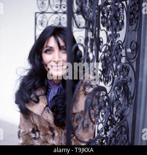 Porträtaufnahme der deutschen Plant und Sängerin Dunja Rajter neben einem Schmuckvollen Eisentor, Deutschland Ca. 1975. Portrait der deutschen Schauspielerin und Sängerin Dunja Rajter neben einem dekorativen Iron Gate, Deutschland Ca. 1975. Stockfoto