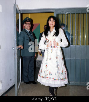 Deutsche Plant und Sängerin Dunja Rajter macht den Jugendlichen einer JVA eine Freude: Stand 206, Deutschland 1975 sterben. Die deutsche Schauspielerin und Sängerin Dunja Rajter macht die Jugend in einem Gefängnis eine Freude, die Ihr Besuch, Deutschland 1975. Stockfoto