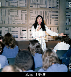 Deutsche Plant und Sängerin Dunja Rajter macht den Jugendlichen einer JVA eine Freude: Stand 206, Deutschland 1975 sterben. Die deutsche Schauspielerin und Sängerin Dunja Rajter macht die Jugend in einem Gefängnis eine Freude, die Ihr Besuch, Deutschland 1975. Stockfoto