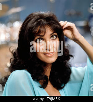 Porträtaufnahme von der deutschen Plant und Sängerin Dunja Rajter 5/6 einer TV-Show, Deutschland Ca. 1975. Portrait der deutschen Schauspielerin und Sängerin Dunja Rajter bei einer TV-Show, Deutschland Ca. 1975. Stockfoto