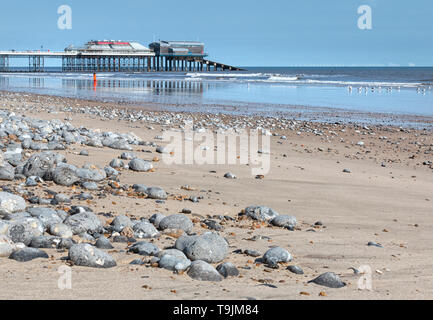 Geringe Sicht über Cromer Beach zum Pier, North Norfolk, East Anglia. Stockfoto