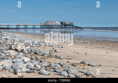 Geringe Sicht über Cromer Beach zum Pier, North Norfolk, East Anglia. Stockfoto