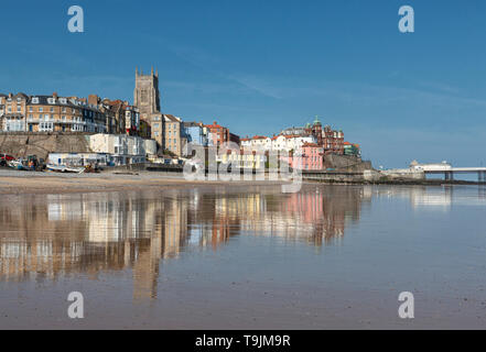 Viktorianische Stadt Cromer im nassen Sand bei Ebbe, Norfolk, East Anglia Stockfoto