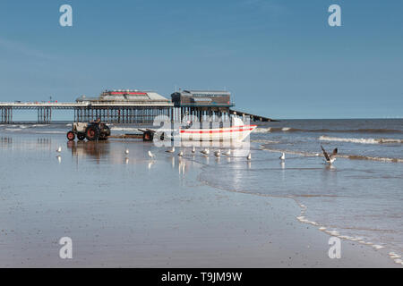 Viktorianische Stadt Cromer im nassen Sand bei Ebbe, Norfolk, East Anglia Stockfoto