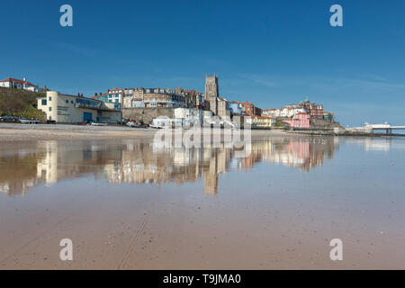 Viktorianische Stadt Cromer im nassen Sand bei Ebbe, Norfolk, East Anglia Stockfoto