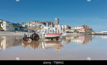 Viktorianische Stadt Cromer im nassen Sand bei Ebbe, Norfolk, East Anglia Stockfoto