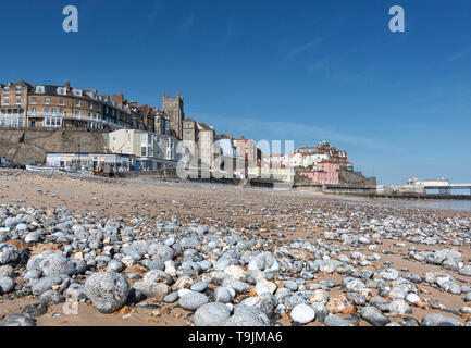 Viktorianische Stadt Cromer im nassen Sand bei Ebbe, Norfolk, East Anglia Stockfoto