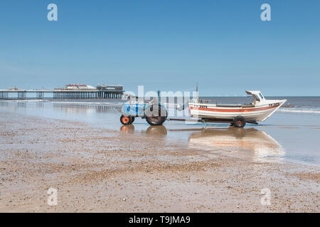 Viktorianische Stadt Cromer im nassen Sand bei Ebbe, Norfolk, East Anglia Stockfoto