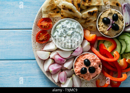 Auswahl an traditionellen griechischen Essen - Salat, Meze, Kuchen, Fisch, Tzatziki, dolma auf Holz Hintergrund Stockfoto